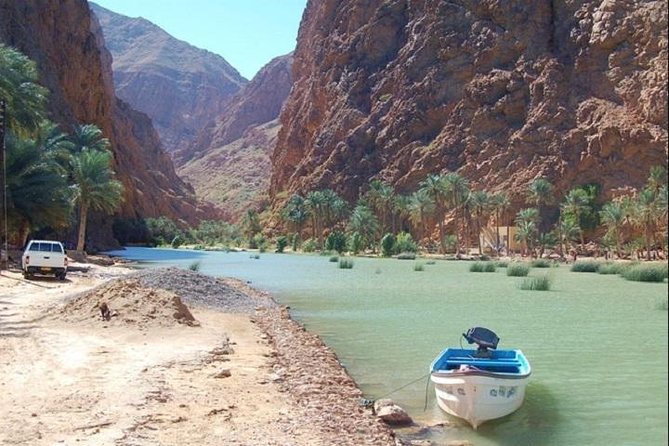 ركوب القوارب في وادي شاب