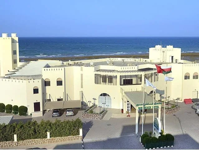 منتجع شاطئ صور هوليداي